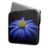 Blue Daisy Gerbera Blume auf schwarzem Hintergrund Laptopschutzhülle (Vorderseite Links)