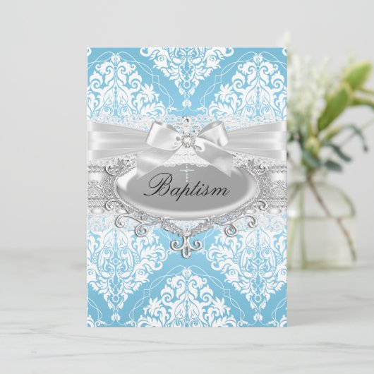 Blue Damask Bow Taufe Einladung (Stehend Vorderseite)