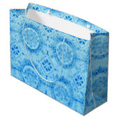 Blue Damask Geschenktasche Große Geschenktüte (Rückseite Schrägansicht)