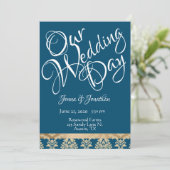 Blue Damask Gold Script Elegante Unser Hochzeitsta Einladung (Stehend Vorderseite)