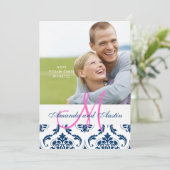 Blue Damask Monogram Foto Hochzeit Einladungen (Stehend Vorderseite)