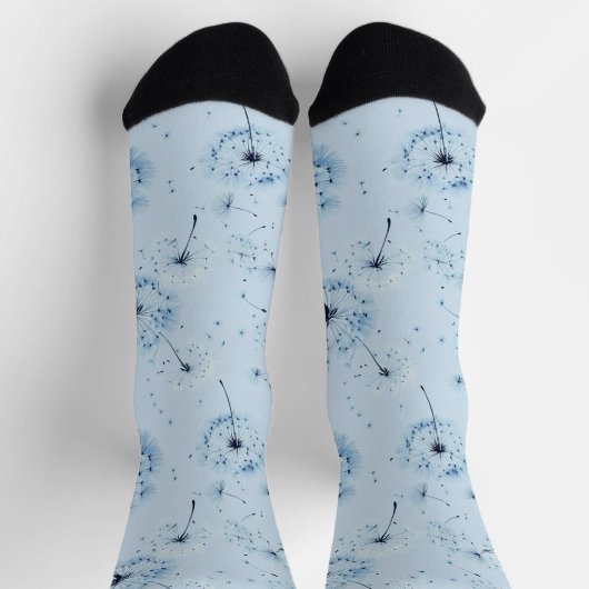 Blue Dandelion Drift on Soft Sky Blue Background Socken (Oben)