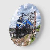 Blue Diesel Motor Locomotive auf Bridge Railfan Große Wanduhr (Winkel)