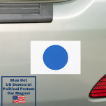 Blue Dot US-Demokrat unterstützt Anti-Trump-Protes Auto Magnet<br><div class="desc">Dieser Automagnet weist einen großen blauen Punkt auf, der auf politischen Protest gegen den amerikanischen Präsidenten Donald Trump hinweist. Ursprünglich während der US-Präsidentschaftswahlen 2024 als Zeichen demokratischer Unterstützung in einem roten, republikanischen Gebiet, taucht sie nun landesweit aus Protest gegen die Regierung auf, als Botschaft, Widerstand zu leisten und landesweit blau...</div>