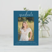 Blue Elegante Script Foto Abschluss Ankündigung (Stehend Vorderseite)