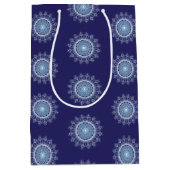 Blue Elegante Snowflake Mandala Geschenktasche Mittlere Geschenktüte (Vorderseite)