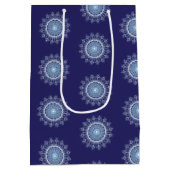 Blue Elegante Snowflake Mandala Geschenktasche Mittlere Geschenktüte (Rückseite)
