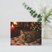 Blue-Eyed Christmas Cat Postcard Cozy Fireplace Postkarte (Stehend Vorderseite)