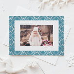 Blue Fair Isle Winter Strick Pattern Foto Weihnach Feiertagspostkarte<br><div class="desc">Versenden Sie herzliche Urlaubwünsche in einem gemütlichen, festlichen Design mit dieser Weihnachtspostkarte des Fotos, mit einem charmanten Strick der Messe Isle. Das aufwändige Design erinnert an das behagliche Gefühl von Winterwärme und Urlaubsjubiläum. Diese individuell gestaltbare Weihnachtspostkarte bietet einen festlichen Hintergrund für Ihr persönliches Foto. Passen Sie Ihre Foto- und Urlaubsnachricht...</div>