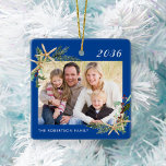 Blue Family Foto Christmas Beach Starfish Keramikornament<br><div class="desc">Dieser Strand inspiriert Weihnachtsschmuck mit blauen Hintergrund und weißem Text macht einen großartigen Jahresurlaub Sake, leicht für ein einzigartiges Geschenk mit den Foto-und Text-Vorlagen angepasst. Das Foto wird durch die Aquarellsprigs von Heilig-, Kiefer- und Seestern in zwei Ecken umrahmt. Bitte kontaktieren Sie mich über den Zazzle Chat, wenn Sie passende...</div>