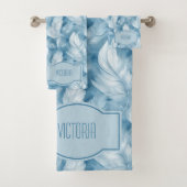 Blue Feathers Delicate Pale Blue Monogrammed Badhandtuch Set (Insitu)