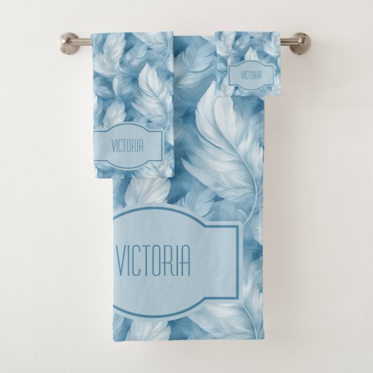 Blue Feathers Delicate Pale Blue Monogrammed Badhandtuch Set (Insitu)