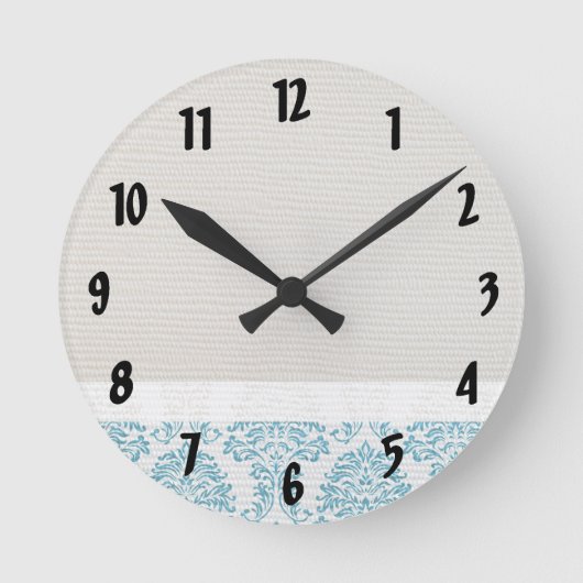 Blue Filigree Damask Monogram, Initial Wall Clock Runde Wanduhr (Vorderseite)