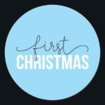 Blue "First Christmas" Modern für neue Eltern Runder Aufkleber<br><div class="desc">Feiern Sie das erste Weihnachtsfest Ihres Babys mit diesem modernen und stilvollen Design. Mit fett grünen Blockbriefen für "Christmas" und einem eleganten schwarzen kursiven Drehbuch für "First" fügt dieses Design Ihren Feierlichkeiten eine Touch von Eleganz und Wärme hinzu.</div>