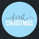 Blue "First Christmas" Modern für neue Eltern Runder Aufkleber<br><div class="desc">Feiern Sie das erste Weihnachtsfest Ihres Babys mit diesem modernen und stilvollen Design. Mit fett grünen Blockbriefen für "Christmas" und einem eleganten schwarzen kursiven Drehbuch für "First" fügt dieses Design Ihren Feierlichkeiten eine Touch von Eleganz und Wärme hinzu.</div>