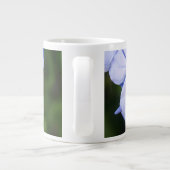 Blue Floral Bokeh Jumbo-Tasse (Rückseite)