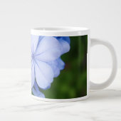 Blue Floral Bokeh Jumbo-Tasse (Rechts)
