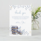 Blue Floral Bonjour Bébé Macaron Babydusche Dankeskarte (Stehend Vorderseite)