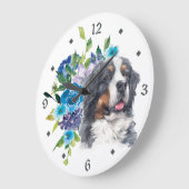 Blue Floral Bouquet Bernese Mountain Dog Große Wanduhr (Winkel)