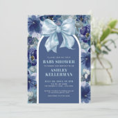 Blue Floral Bow Boy Baby Dusche Einladung (Stehend Vorderseite)