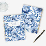 Blue Floral Chinoiserie Blume Name Modern Unveränd Planer<br><div class="desc">Dieser Blue Floral Chinoiserie Blume Name Modern Undated Planner präsentiert ein zartes Bauernhaus blau-weiß Porzellan Muster mit großen, detaillierten Blume. Dieses Blumendesign vereint das Wesen der traditionellen Malerei mit moderner Präzision. Dieser Planer ist ein großartiges Geschenk für Brautmädchen, Trauzeuginnen und Bräute. 🦋 Sie den Planer einfach anpassen, indem Sie Ihren...</div>