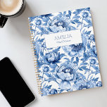 Blue Floral Chinoiserie Blume Name Modern Unveränd Planer<br><div class="desc">Dieser Blue Floral Chinoiserie Blume Name Modern Undated Planner präsentiert ein zartes Bauernhaus blau-weiß Porzellan Muster mit großen, detaillierten Blume. Dieses Blumendesign vereint das Wesen der traditionellen Malerei mit moderner Präzision. Dieser Planer ist ein großartiges Geschenk für Brautmädchen, Trauzeuginnen und Bräute. 🦋 Sie den Planer einfach anpassen, indem Sie Ihren...</div>