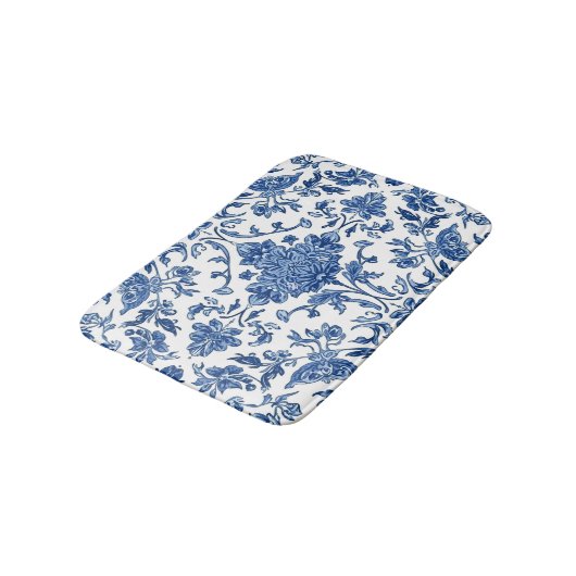 Blue Floral Chinoiserie White Watercolor Badematte (Schrägansicht)