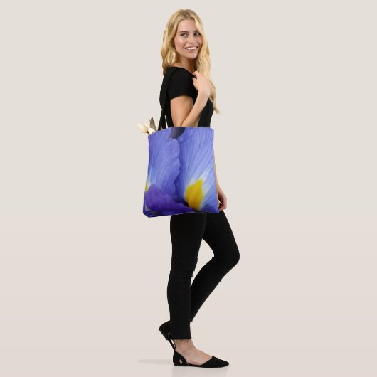 Blue Floral Dramatique Iris Blume Tasche (Am Model)