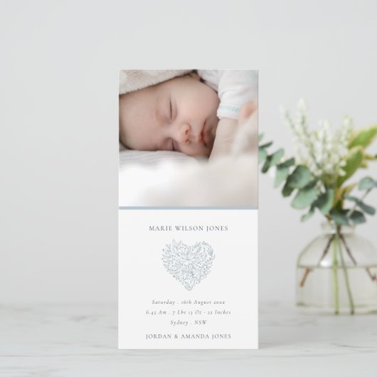 Blue Floral Heart Foto Baby Birth Ankündigung (Stehend Vorderseite)