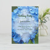 Blue Floral Hydrangea Geburtstagsparty Einladung (Stehend Vorderseite)