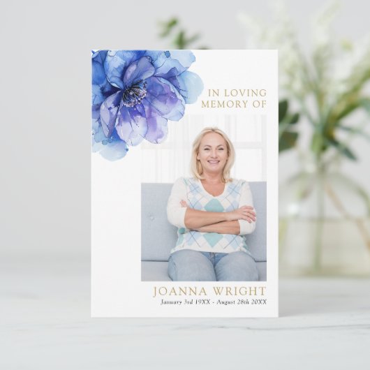 Blue Floral Memorial Beerdigung Gebet Foto-Karte (Stehend Vorderseite)