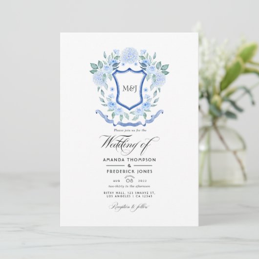 Blue Floral Monogram Wappen Wedding Foto Einladung (Stehend Vorderseite)