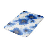 Blue Floral Pattern with Gold Accents Badematte (Schrägansicht)