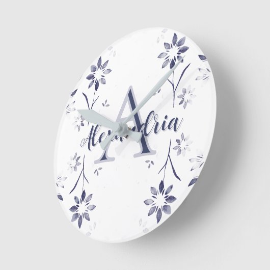 Blue Floral Personalized Monogram Name Runde Wanduhr (Winkel)
