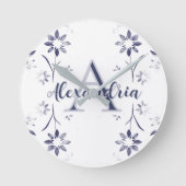 Blue Floral Personalized Monogram Name Runde Wanduhr (Vorderseite)