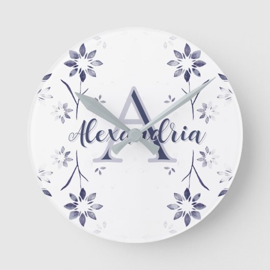 Blue Floral Personalized Monogram Name Runde Wanduhr (Vorderseite)