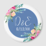 Blue Floral Pink Rosenknospe Wedding Personalisier Magnet<br><div class="desc">Personalisierter Hochzeitsmagnet mit Paarinitialen mit hübsch rosa Blumenakzenten und blauem Zentrum mit weißem Schriftart. Elegantes Blumenthema.</div>