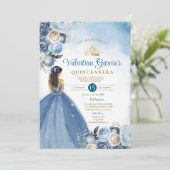 Blue Floral Quinceañera 15 Anos Gold Crown Glitzer Einladung (Stehend Vorderseite)