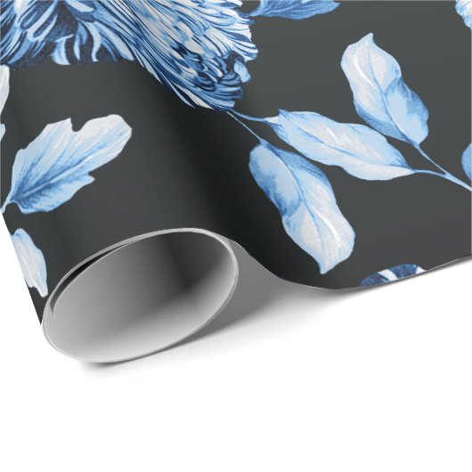 Blue Floral Toile Black Ombre Hintergrund Geschenkpapier (Rolleneckpunkt)
