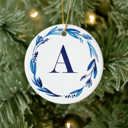Blue Floral Wreath 'A' Personalisiert Keramik Ornament (Baum)