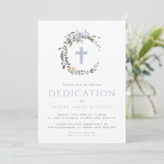 Blue Floral Wreath & Cross Baby Dedication Einladung (Stehend Vorderseite)