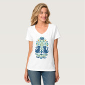 Blue Folk Art Cats – Whimsical Floral Cat Design i T-Shirt (Vorderseite Vollansicht)