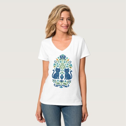 Blue Folk Art Cats – Whimsical Floral Cat Design i T-Shirt (Vorderseite Vollansicht)