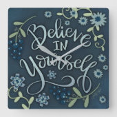 Blue Foral glauben an Ihre Selbstziffer-Inspirivit Quadratische Wanduhr (Vorderseite)