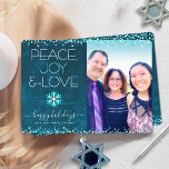 Blue Foto Peace Joy Liebe Script Snowflake Modern Feiertagskarte<br><div class="desc">"Frieden, Freude und Liebe." Eine lustige, spielerische Schneeflocke-Illustration und moderne Typografie auf einem aquamarinen Marmorboden mit Marmorfarbenhintergrund unterstützen Sie in der Urlaubssaison, zusammen mit dem individuellen Foto Ihrer Wahl. Imitate türkisfarbene Folie und weiße Konfetti-Punkte bilden den Rahmen der Karte. Fühlen Sie die Wärme und Freude der Ferien, wenn Sie diese...</div>