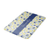 Blue French Country Lemon Pattern Monogram Name Badematte (Schrägansicht)
