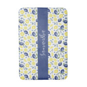 Blue French Country Lemon Pattern Monogram Name Badematte (Vorderseite Vertikal)