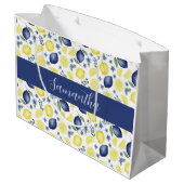 Blue French Country Lemon Pattern Monogram Name Große Geschenktüte (Rückseite Schrägansicht)