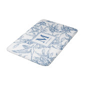 Blue French Toile Monogram Name Badematte (Schrägansicht)