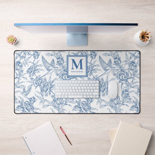 Blue French Toile Monogram Name Schreibtischunterlage (Büro 1)
